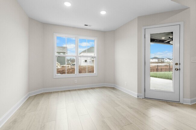 Building Photo - 3 Bedroom 3 Bath Home For Rent Near Post!