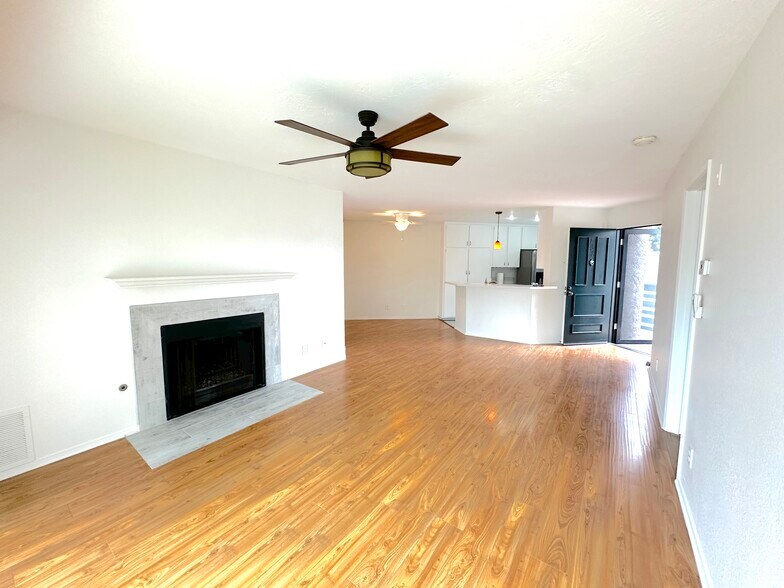 Building Photo - 9745 Mesa Springs Way