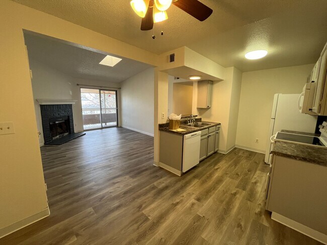 Building Photo - 2 bed 2 bath Condo W/D in Unit - $500 off first months rent!