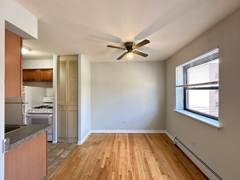 Building Photo - 513 W Briar Pl