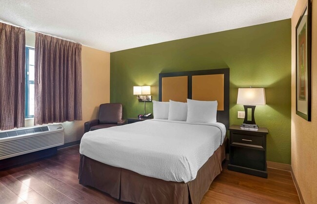 Building Photo - Furnished Studio-Palm Springs - Airport