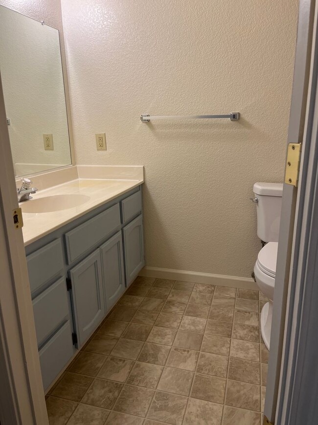Building Photo - Wonderful well kept property