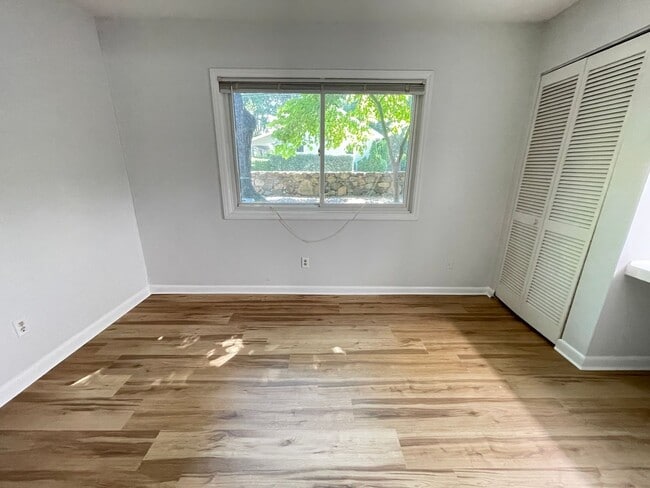 Building Photo - Sleek, Stylish 2br 2ba upper level condo in Chancellor Square, walking distance to Campus, downtown!