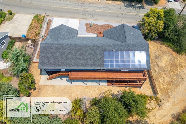 Building Photo - 1140 Redbud Dr