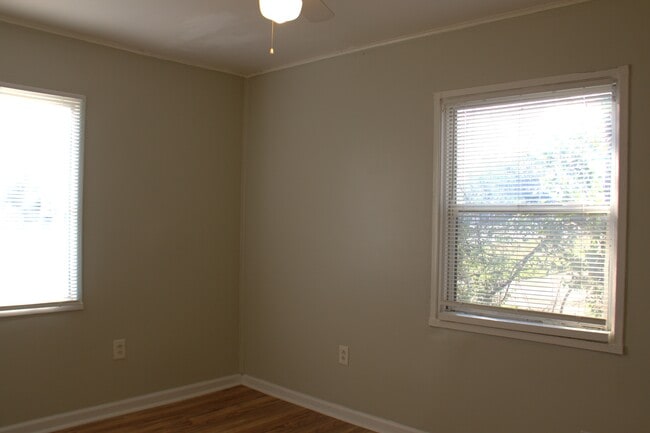 Building Photo - 1709 Oakwood Ave NE