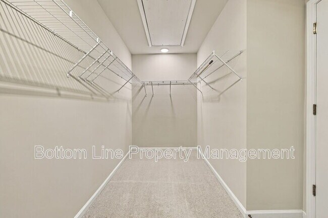 Building Photo - 5811 Woodlawn Dr