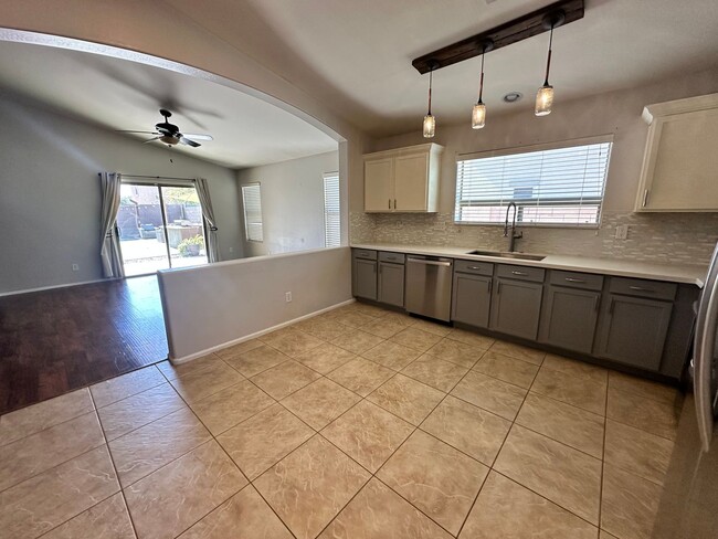 Building Photo - Beautiful 3 Bedroom home located in San Ta...