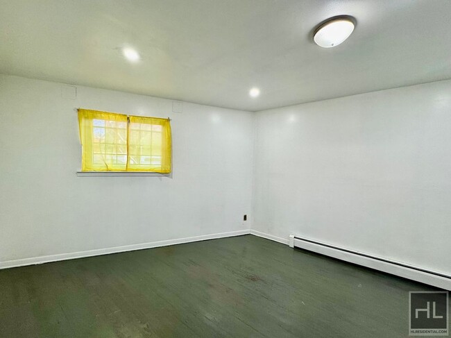 Building Photo - One bedroom in Astoria walking distance to...