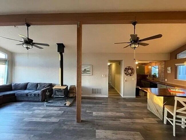 Building Photo - Beautiful country living!