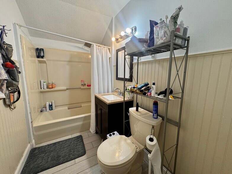 Building Photo - 1386A Beacon St