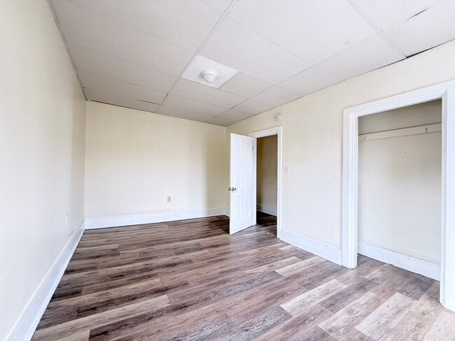 Building Photo - 150 E Market St