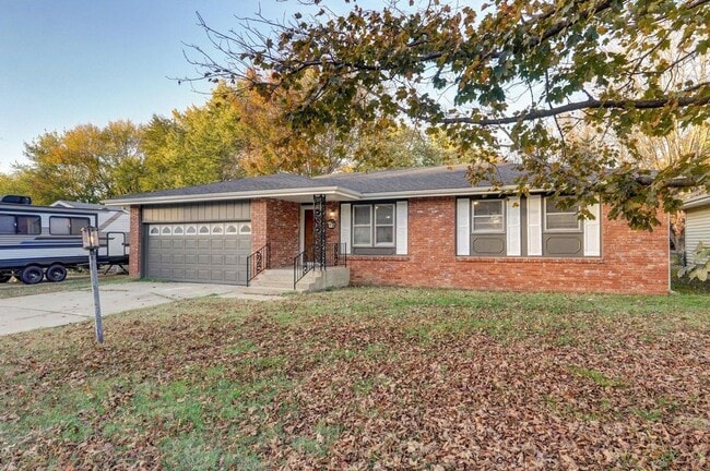 Building Photo - 3 Bedroom | 2 Bathroom | 2 Car Garage | Springfield MO | Fenced Back Yard!