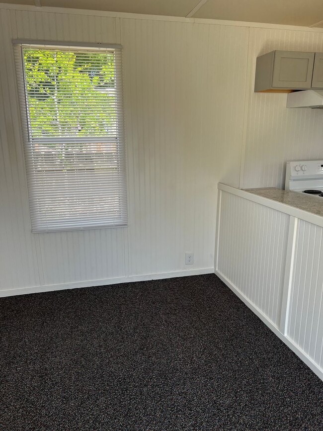Building Photo - Affordable 2  Bedroom 1 bath  $ 1100 Mary ...
