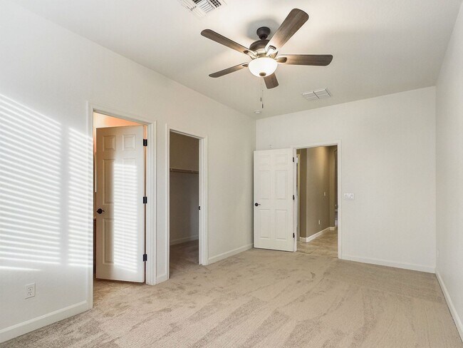 Building Photo - Carefree Hwy/27th Dr Gorgeous 6 Bedrooms/4 Bath 3695 Sq Ft Home