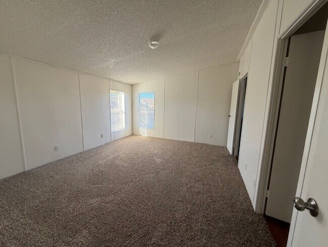 Building Photo - 3 Bedroom 2 Bath home contact Property Pros Property Management