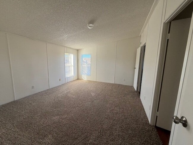 Building Photo - Reduced - 3 Bedroom 2 Bath home contact Property Pros Property Management