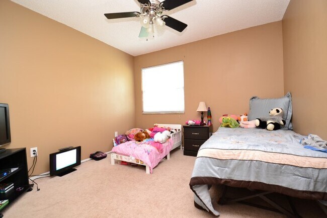 Building Photo - Fantastic 3 BR Lake Mary Home with vaulted...