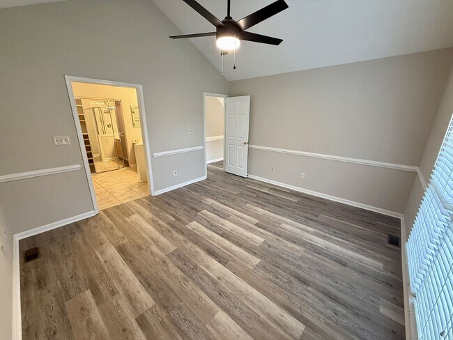 Building Photo - 1024 Laurens Way