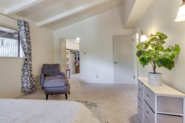 Building Photo - 2820 Greenway Dr