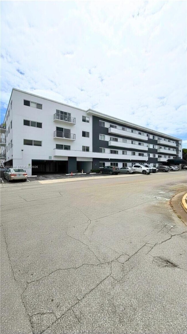 Building Photo - 1880 S Treasure Dr