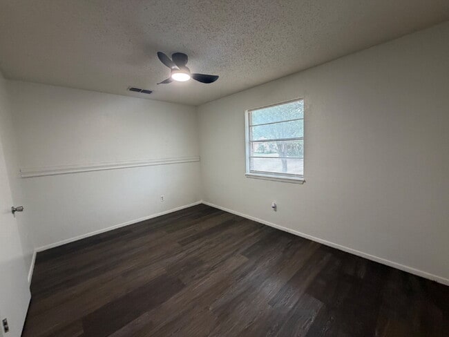 Building Photo - Cute 3 Bedroom Home