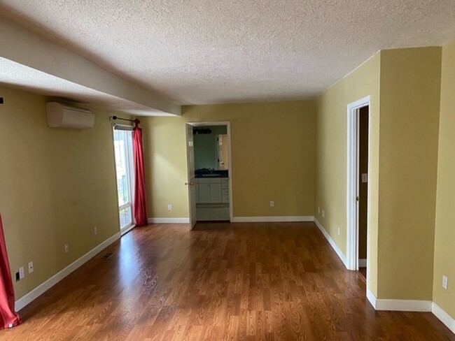 Building Photo - UNIVERSITY LIVING - Beautiful 5 Bedroom Ho...
