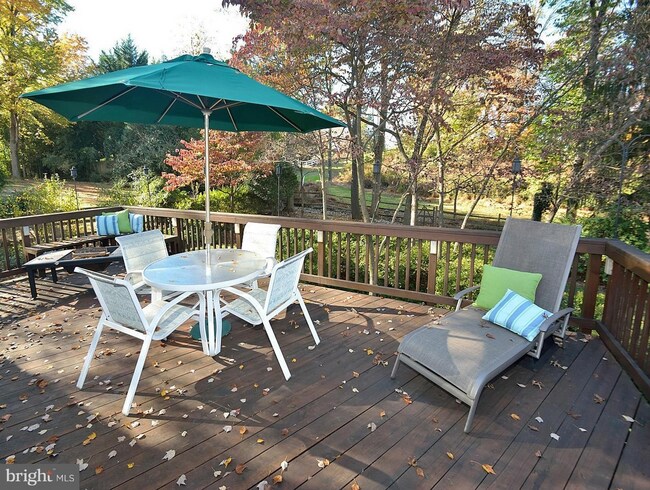 Building Photo - 610 John Marshall Dr NE