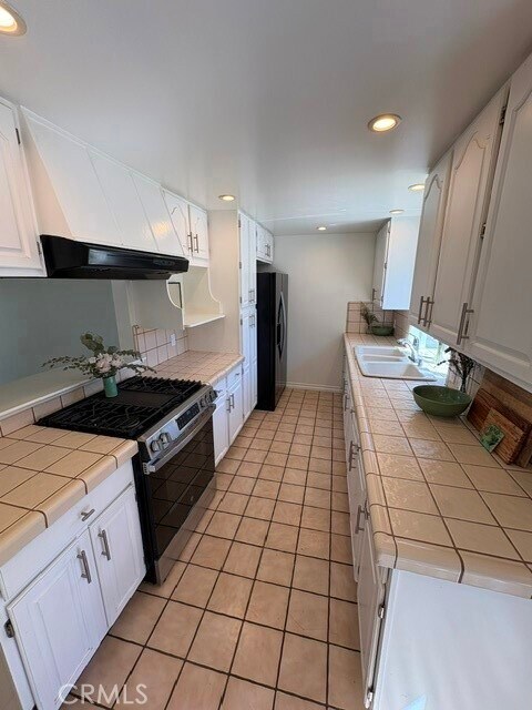Building Photo - 223 Lillian Pl