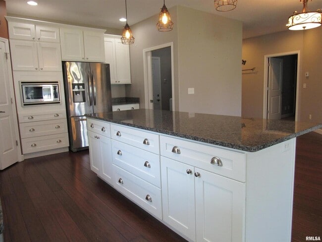 Building Photo - 405 E Palace Row