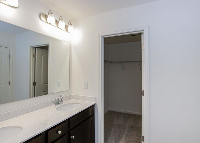 Building Photo - BEAUTIFUL 3BD/2.5BTH Townhome - Belmont - JULY MOVE IN