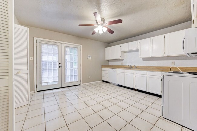 Building Photo - Cute Townhouse in the Heart of Norman, just minutes from OU!