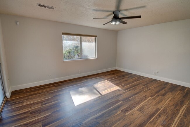 Building Photo - Beautiful Estate in the Heart of the NE Heights