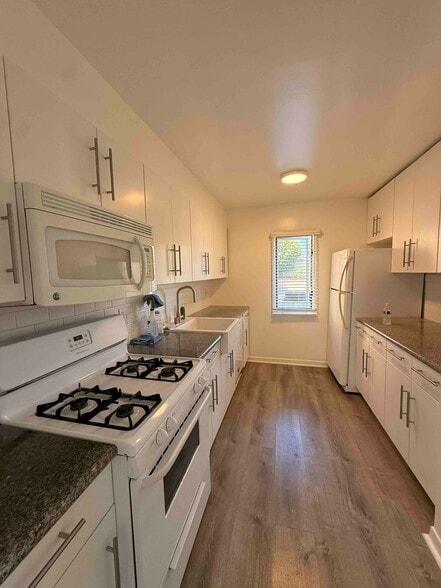 Kitchen#F - 532 Pier Ave