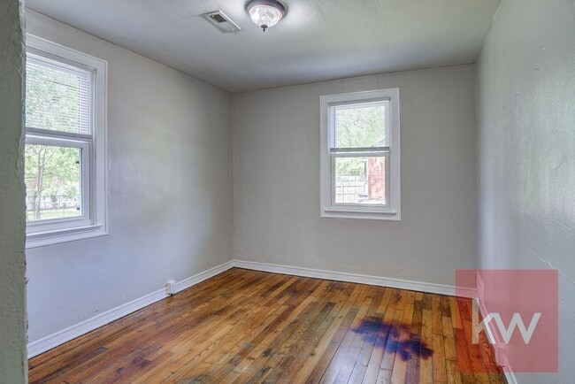 Building Photo - One Level, 2 Bedroom Unit in Kingsport