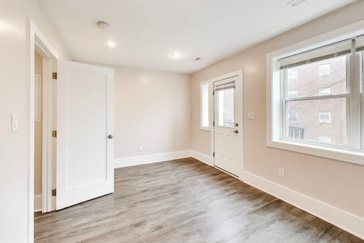 Building Photo - 924 19th St NE