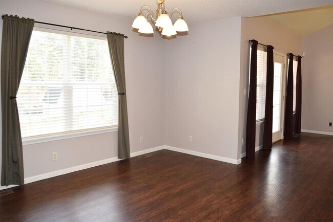 Building Photo - Charming Hickory Valley Gem Near Fort Leonard Wood