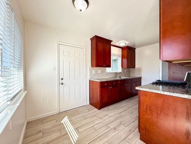 Building Photo - Refreshed 2 Bed/1-Bath Duplex Near Beach & Trails in Fairway Park