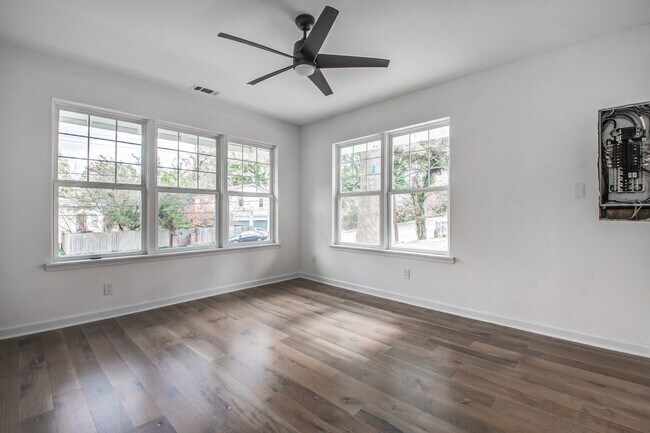 Building Photo - Elegant Midtown Memphis Single-Family Home...