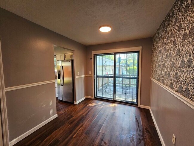 Building Photo - Spacious 3 Bedroom, 1.5 Bath House with Detached Garage