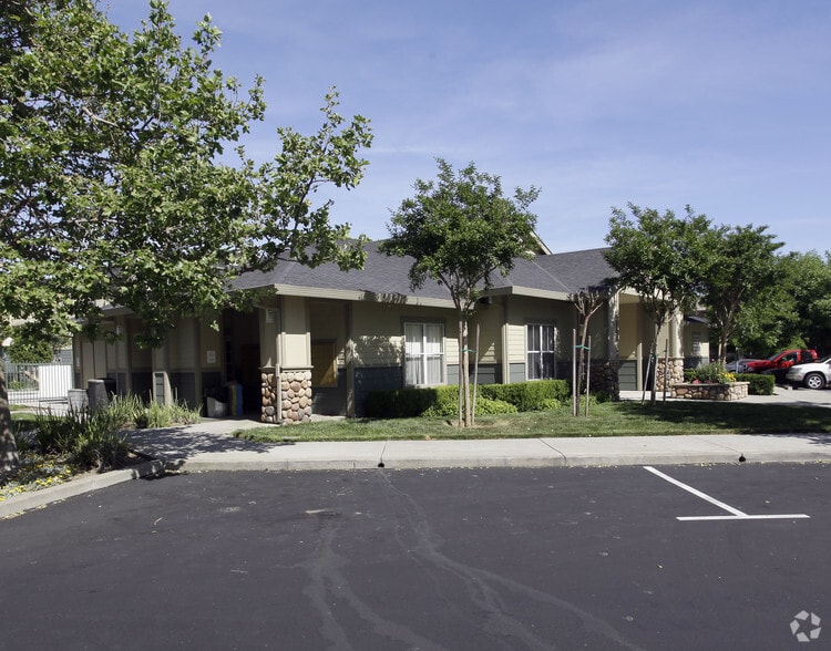 Building Photo - Sycamore Pointe Apartments