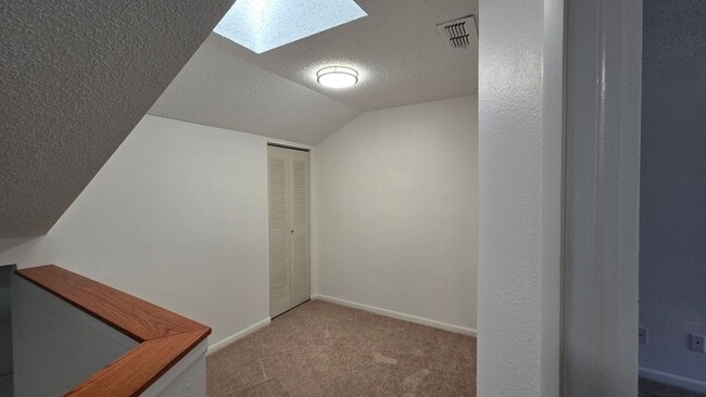 Building Photo - 2 Bed 2 Bath townhome with a Den/ Office s...