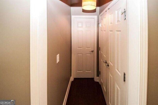 Building Photo - 1004 E Paces Chase