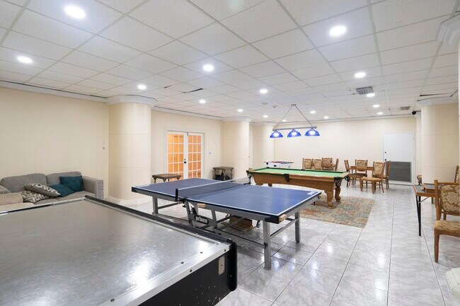 Building Photo - 3725 S Ocean Dr