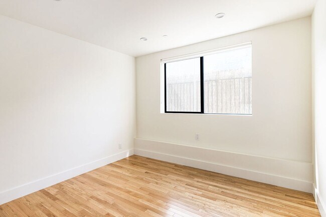 Building Photo - 3 Bed / 3 Bath at the Mohawk Residences is Now Available!