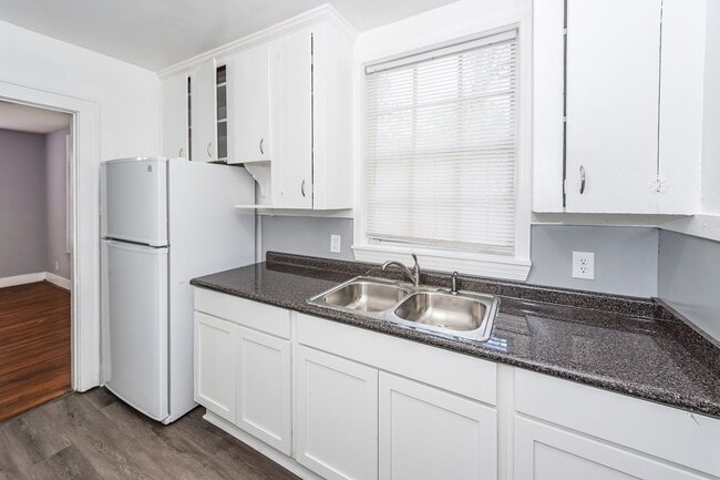 Building Photo - 3 Bedroom, 1 Bathroom Home in Dorchester Terrace - North Charleston