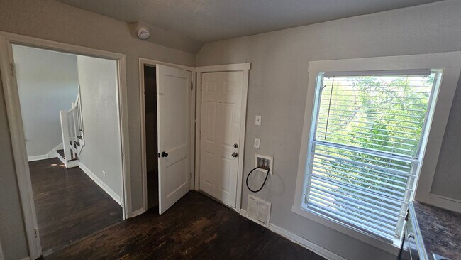 Building Photo - 407/409 Natalen Avenue