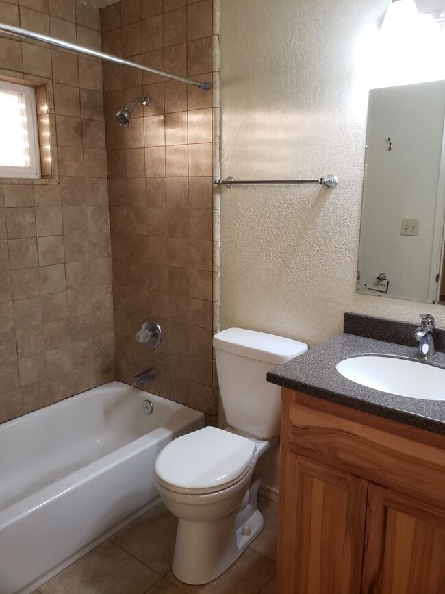 Building Photo - 3 bedroom home w/ large shop & office space!