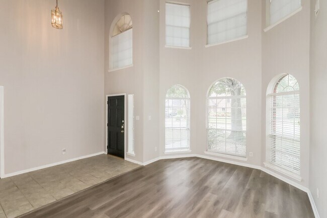 Building Photo - 15526 Oxenford Dr