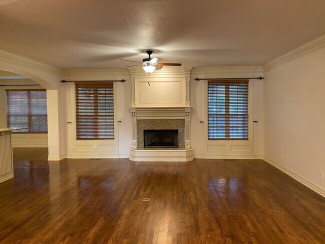 Building Photo - Lovely Stone/Stucco Home Nestled In Cul-De...