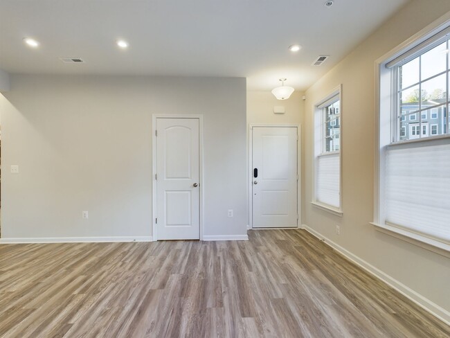 Building Photo - Stunning, Bright 2 Bedrooms  2 1/2 Bathroo...